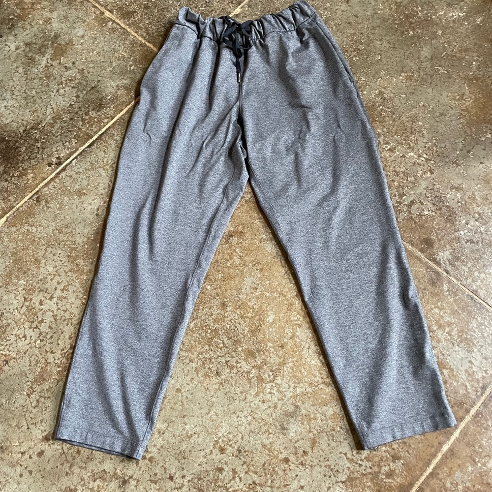 NWOT 🍋 Lululemon size 12 brand new joggers.